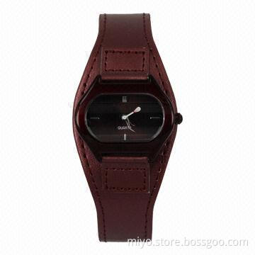 2013 fashionable spray painted ladies' wristwatches with alloy case and PU strap